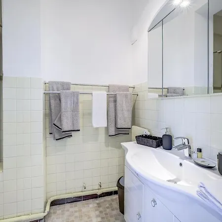 Sublime Two Bedroom With Terrace Apartment *